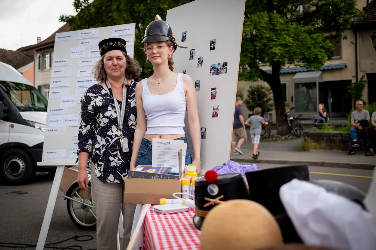 Für jeden Beruf der passende Hut beim Stand des Museums Wetzikon, inklusive Selfie-Möglichkeit. Impressionen vom Freitagabend des Stadtfest Wetzikon 2024